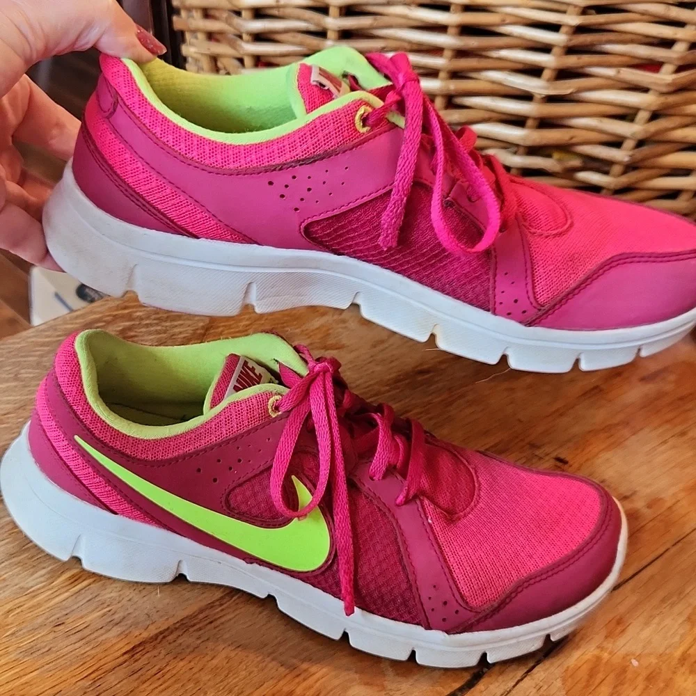 Nike‎ Flex Experience Shoes Youth Girl's sz 7 Pink